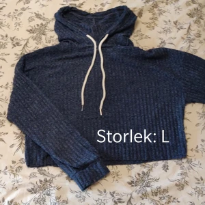 Croppad Huvtröja - Croppad Huvtröja i blått tunt material, sparsamt använd! 😊 Kika gärna in vad mer jag säljer! 💞