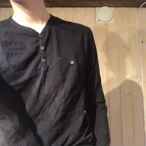 Långärmad tröja - Långärmad tröja med knappar både på halsen och på bröstfickan. Ett riktigt härligt basicplagg. Samfraktar gärna.