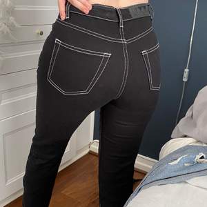 Svarta snygga jeans från Junkyard, med vita sömmar. Normal höjd i midjan. Jag är 162 cm. Storlek 34.