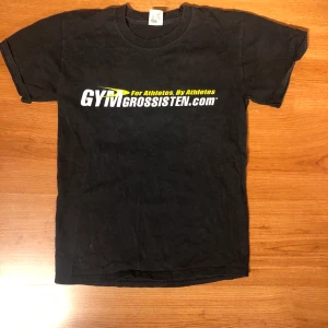 Träningströja - Träningströja ifrån gymgrossisten. Säljer då den är för liten. Samfraktar gärna 