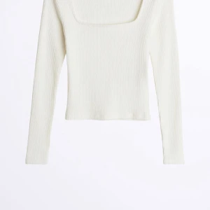 Gina tricot  - Söker denna tröjan i storlek xxs-xs, hör av er mycket intresserad 