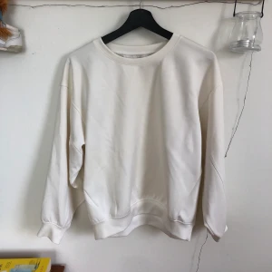 Win Bonder Sweater Weekday - Vit sweater från weekday. Materialet är lite lätt blankt/glansigt, 88% polyester, 12% elastan. Sparsamt använd. Frakt tillkommer. Finns i Linköping. 