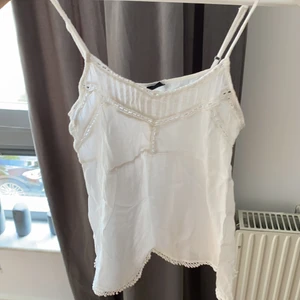 Vitt linne med söta detaljer - Vitt linne med små broderier på. Från Gina Tricot, storlek 36. Använd sparsamt. 