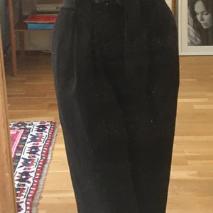 Svara dressade byxor från River Island - Lite större dressade kostymbyxor som sitter åt med ett fint knyte i midjan. De är breda i benen och lite långa, men gör sig fina i klackar🤩Fråga mer vid intresse😁Köparen står för frakt😌🌸