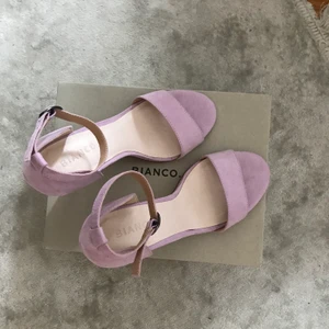 Klackar  - Supergulliga ljuslila klackar i strl 37, helt oanvända.