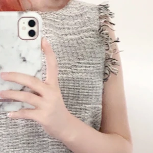 SvartVit tröja - Superfin tröja från Mango<3 säljer pga får ingen användning för den o inte min stil. Ett hål på ena sidan men kan självklart sy ihop innan jag skickar den om det skulle behövas (köparen står för frakten) 