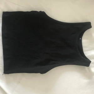 Svart linne - Jättefint linne som tyvärr blivit för litet för mig. Lappen är avklippt men tror den är från Zara och skulle uppskatta storleken till XS. Säljer även ett randigt i S & rött i XS (kolla andra annonser!) köpare står för frakt (22kr).