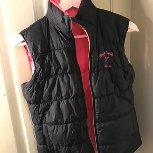 Väst - Väst från Hampton Republic, i fint skick! I storlek 164, men passar även storlek 170, köparen står för frakt👍🏼 de går även att ha vända västen så att den istället blir rosa utanpå