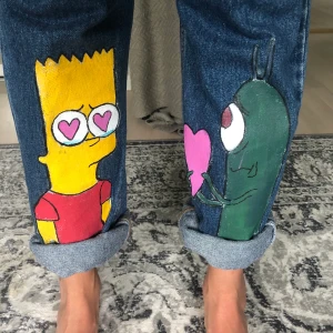 Egenmålade jeans  - Ett par jeans som jag målade för länge sedan. Stora i modellen och i midjan men med ett skärp sitter de jättefint! 💞 