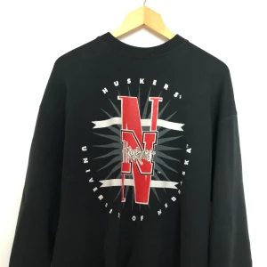 Stor mysig sweatshirt  - Köpt från beyond retro. Den är oversized och så så mysig! Jag är 160 och den går över rumpan på mig