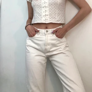 Vita weekday jeans - Vita jeans från weekday i modellen voyage, storlek 27/32. Jag är 176cm lång. De har en fläck på baksidan (bild 2) som tyvärr inte går bort, bra jeans att måla på eller färga!! :) köparen står för frakt.