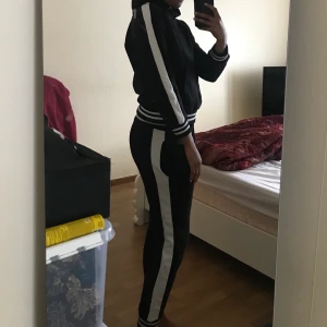 Tracksuit  - Använt 1 gång!! I god skick. Byxfickor samt på koftan. Skön och mysig set 😊  Finns i Solna, kan mötas upp i Sthlm (köparen står för frakt)   