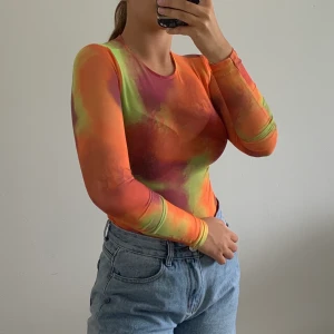 Tie dye mesh top - Mesh tröja från prettlittlething. Väldigt snygg och trendig men tyvärr aldrig burits förr.🤍💕 frakt 25kr