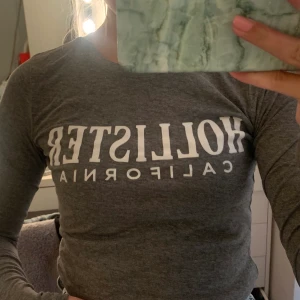 Grå långärmad tröja från Hollister  - Grå långärmad tröja från Hollister. Använd ca 10 gånger så i bra skick. Storlek xs men stretchig. 80kr
