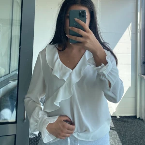 Vit blus - Vit blus från Gina Tricot. Köparen står för ev fraktkostnad🌸