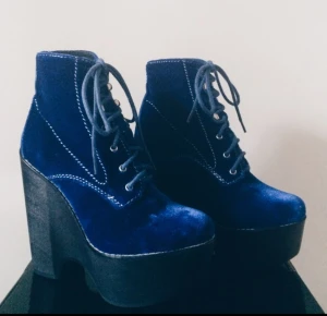  - 🎶She wore blue velvet🎶  Jeffrey Campbell tardy, blå sammetsskor 👡  No marks no nothin'.   