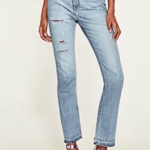Jätte snygga jeans från zara med lite slitningar och slits på innersidans. Är tyvär för små för mig så säljer dom. Helt oanvända,prislappen och allt sitter kvar på🥰, Köpare står för frakt . Jeans & Byxor.