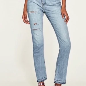 SLITS JEANS - Jätte snygga jeans från zara med lite slitningar och slits på innersidans. Är tyvär för små för mig så säljer dom. Helt oanvända,prislappen och allt sitter kvar på🥰, Köpare står för frakt 