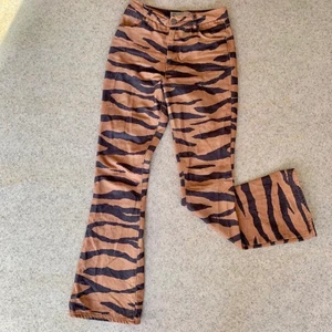 Mönstrade jeans - Utsvängda byxor från Asos! En högmidja som sitter som en smäck🐯! 100kr + frakt (kan mötas upp i Lund)