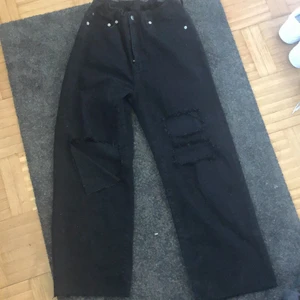 playboy byxor - helt oanvända byxor från lager 157 model: lane. storlek är XL men jag har satt dit resor i midjan så är nu en M ungefär. hålen är klippta själv och har målat på bakfickorna. färgen går att tvättas i 40°C.