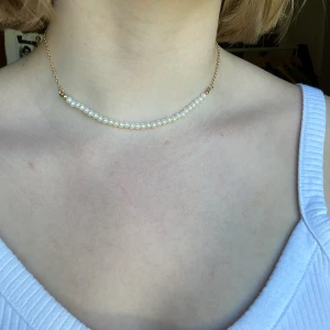 Skitfint halsband!  - Skitgulligt halsband från PRIMARK. Guldigt med pärlor (ej äkta guld eller pärlor). Justerbart, den totala längden är ca 38 cm. 25 kr + frakt! 