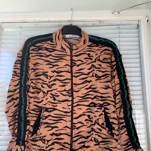 Blus - Svincool topp säljes. Strl: 38. Från NA-KD. 