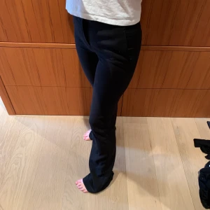 Zara byxor - Zara kostymbyxor. Lite slitna längst ner men inget man tänker på. Jag är 170cm