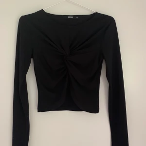 Svart tröja BikBok - Supercool tröja från BikBok i storlek XS. Endast testad på, annars är den helt oanvänd. Snygg knytning som ger en snygg passform med stretchigt material! 50kr + frakt 🌻