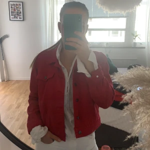 Röd jacka  - En röd jacka från nakd. I Jeansmaterial. Knappt använd