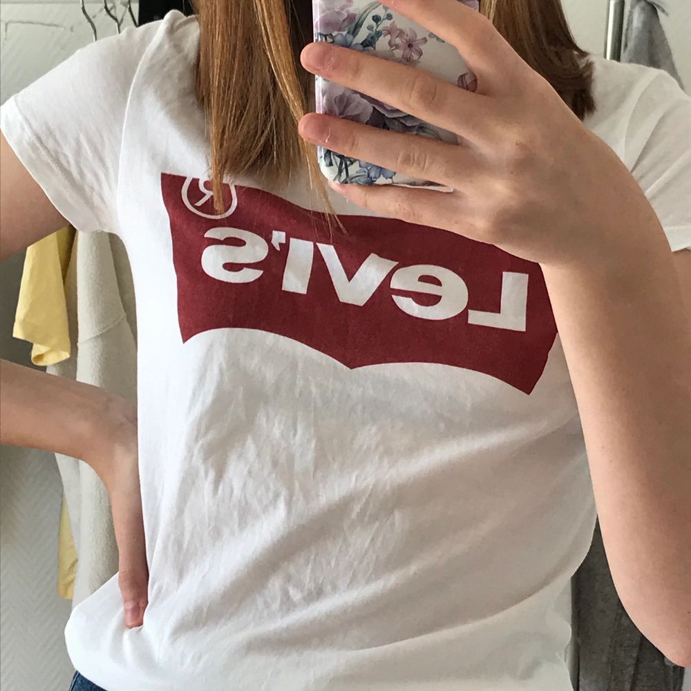 Snygg Levis T-shirt! Använd 1 gång, som ny 🥰. T-shirts.