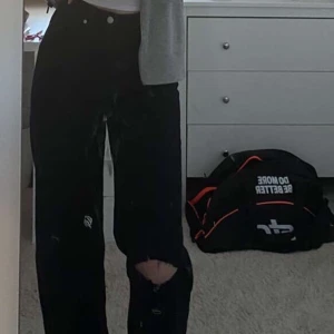 Vida jeans - Säljer mina Weekday jeans i modellen Ace, asnygga med ett hål på knät, jag är 171 ungefär och de är jättebra längd på mig, passar absolut kortare också, köpta för 500kr, frakt tillkommer!❤️