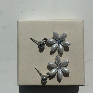 Örhängen  - Fina örhängen som ska efterlikna blommor, Köpare står för frakt. 