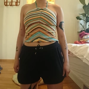 Superfint stickat linne  - Superfint stickat linne med halterneckknytning. Somriga färger! 