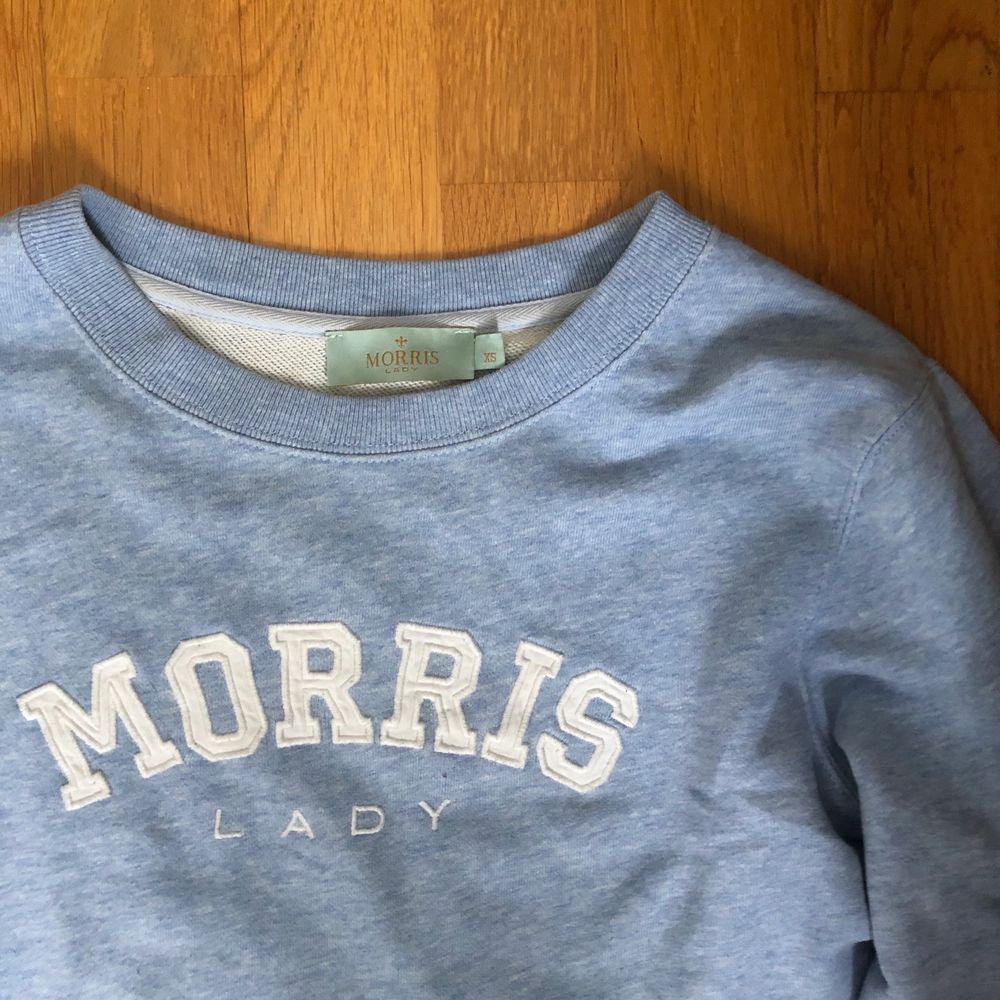 Morriströja i superfin färg! Säljer då jag vuxit ur den. . Tröjor & Koftor.