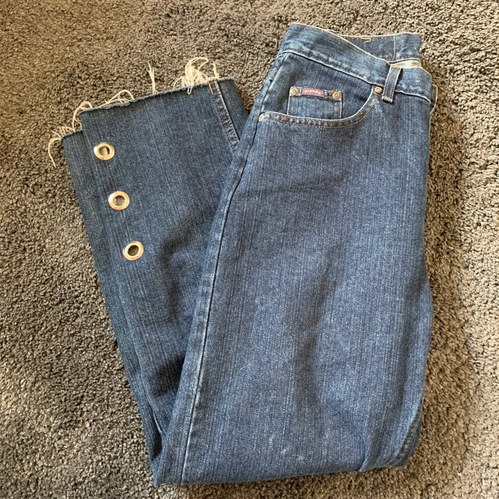 Baggy jeans från beyond retro, står strl S i men dom är väldigt förstora i höft/midjan för mig som brukar ha 27 eller 28 och S i vanliga fall (funkar dock med skärp) och har väldigt coola ringdetaljer längst ner! Knappt änvända. Jeans & Byxor.
