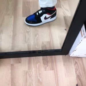 Nike Jordan  - Intressekoll!! Skönaste och coolaste sneakersarna. Använda men i bra skick, kom gärna med frågor/bud💜💜☮️☮️ bud ligger på 1500kr