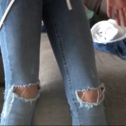 Säljer mina super snygga jeans från Gina köpta förra året men ändast tästade i denna bilden som visas. Säljer pga har inte fått någon andvändning för de. Nypris 400kr. Jeans & Byxor.