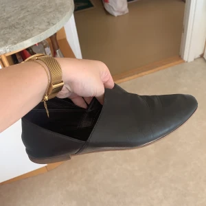 Vagabond skor - Finskor från vagabond som behöver putsas annars är de i bra skick. Passar mig som är 38 vanligtvis! Frakt tillkommer på 60kr