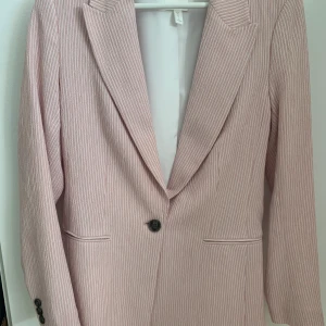 Kavaj  - Rosa kavaj från hm. Aldrig använd. Säljer då den är för liten! Frakt tillkommer på 60kr