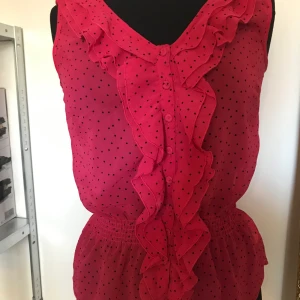 Röd blus med svarta prickar - Blus