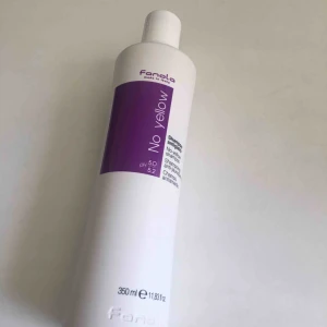  - Säljer mitt knappt använda Fanola No Yellow Silver Schampoo. Använd vid 1 tillfälle (se bild 3 hur lite jag tagit från flaskan). Nypris: 199kr. Möts upp i Sthlm eller skickas mot fraktkostnad. 