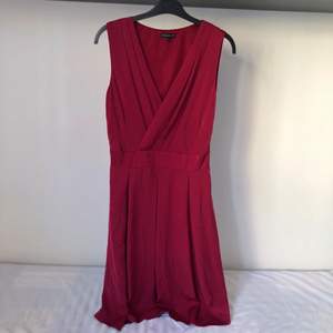 Vacker röd klänning i mjukt tyg, från märket Stockhlm. I perfekt skick, endast använd en gång. Storlek 34. Möts upp i Uppsala eller skickar via post! ❤️