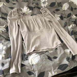 SÄLJER I SVART & BEIGE - Säljer pga kommer inte till användning , säljer i storlek S! Säljer för 150kr använt en gång BEIGE SÅLD MEN SVART FORTFARANDE KVAR!!