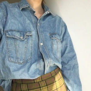 Ljusblå Jeansskjorta - Skön jeansskjorta, kan användas som vårjacka👣👣 Vet inte stl men tror S/M  Möter helst upp! (I Sthlm)