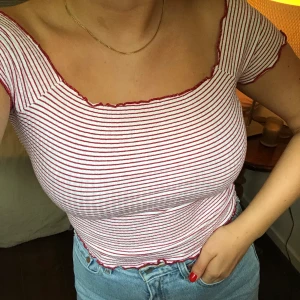 Söt topp  - Söt liten topp från Zara! Storlek XS men mycket stretchig då den massa mig som är M 🤪 50kr och köparen står för frakten 