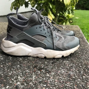 Nike huaraches - Gråa huaraches köpta på footlocker i USA! Bra skick! I storlek 40 men passar mig som har storlek 38 eftersom att det är en lite annorlunda modell!🌸🥰