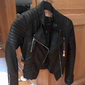  - Svart skinnjacka från chiquelle i storlek 36. Liten reva bredvid ena fickan som knappast syns och fickan går fortfarande att använda 