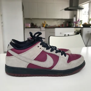 Nike sb sneakers  - Köpta för 1200 kr på Zalando för drygt ett år sedan. Använda ett fåtal gånger! Pris kan diskuteras 🥰💕☺️ storlek 38,5 men skulle säga passar 38 också!