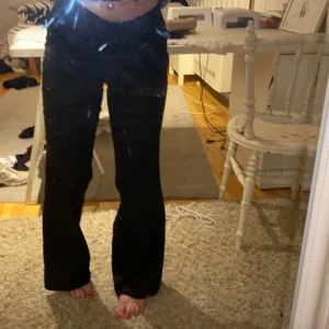 Svarta bootcut kostymbyxor  - Svarta kostym byxor med bootcut från Vera Moda i storlek 36. Lågmidjade men väldigt sköna