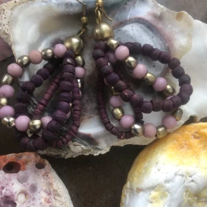 Örhängen (träkulor)  - Fina örhängen som är köpta på myrorna. Frakt 11kr